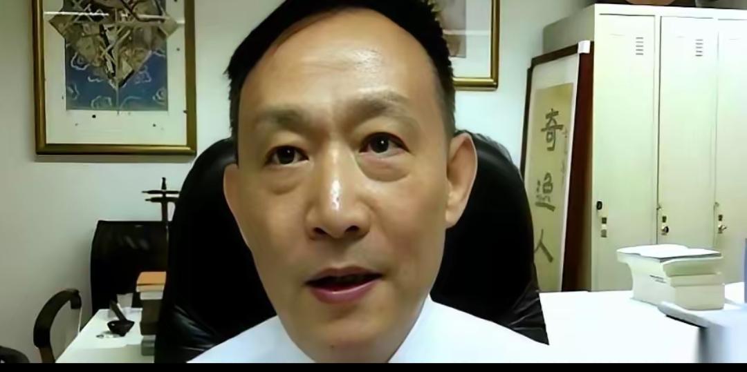 卢麒元戳破的经济学界怪象，比想象中更刺眼！咱们的产业跑得比谁都快，学术圈却还捧着