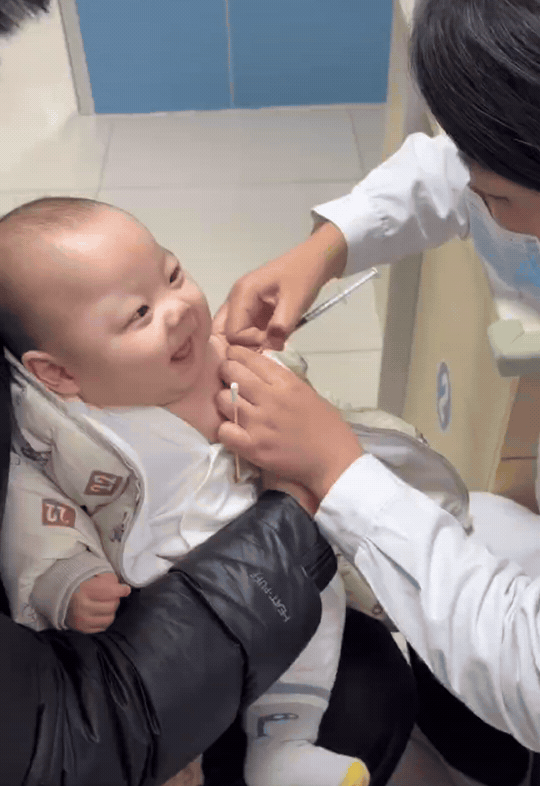 没想到上人民日报了！山东济南，4个月大的宝宝去打疫苗时，上演了一秒变脸的一幕。