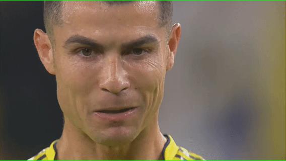 沙王冠1/8决赛，在主罚任意球时，C罗一个人站在球前，嘴里念念有词，唠唠叨叨半天