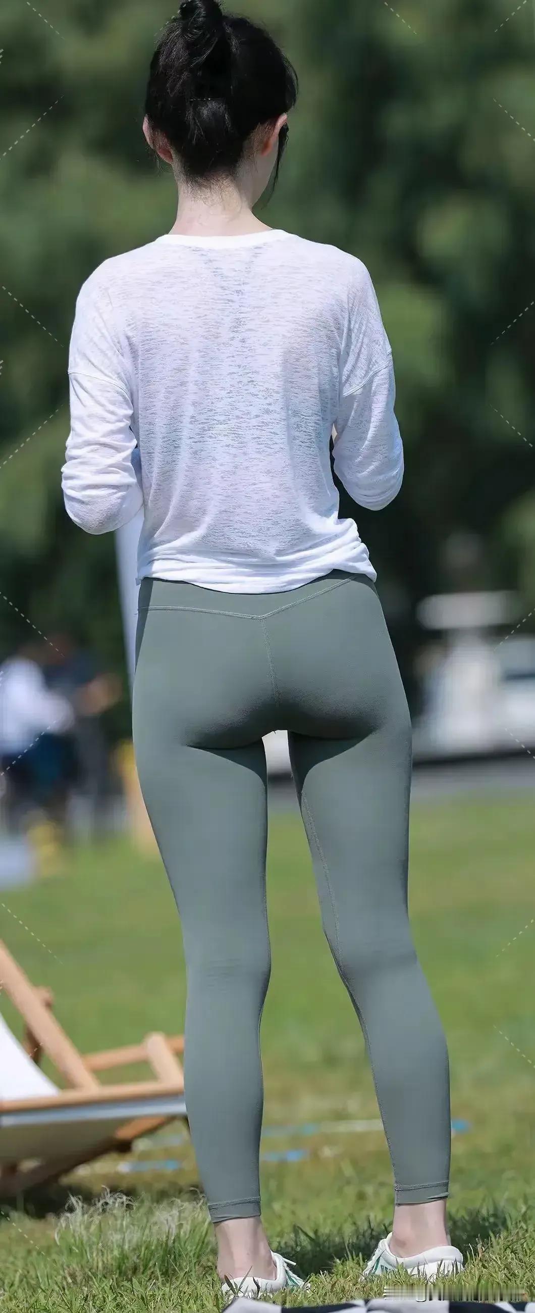 鲨鱼裤美女背对着镜头站着，休闲运动两不误。女生穿什么裤子最显年轻晒出今日随手拍