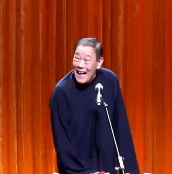 杨小五在直播间扯着嗓子喊“谁来骂骂我”，喊了半个月，购物车人数从两千掉到两百。老