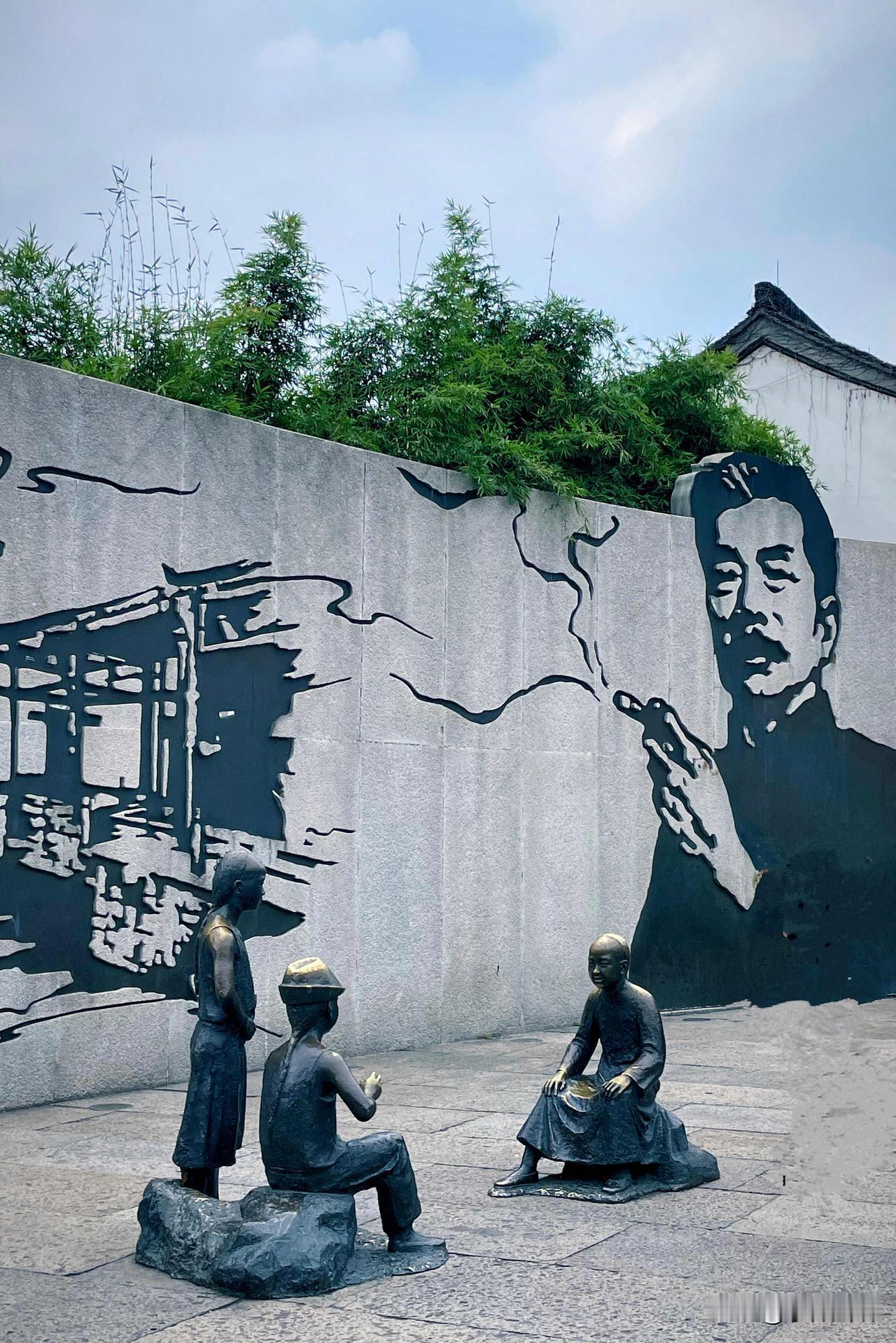 今天听说绍兴这面墙更火了，鲁迅夹烟遭二次投诉，还稳稳的霸占着热搜榜。这世界太疯