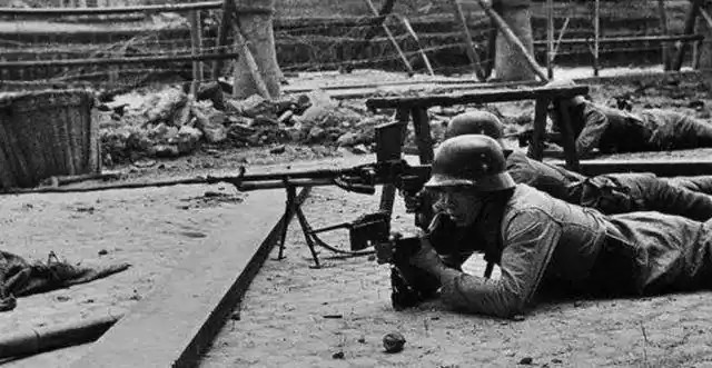 1942年春天的时候，一场大规模的军事行动正在暗地里准备。日本这个岛国，正在偷偷