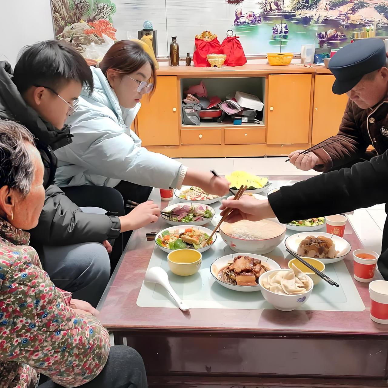 晚上一家人坐在一起吃饭，我正扒拉着碗里的米饭，婆婆突然抬头问我，你们单位能不能在