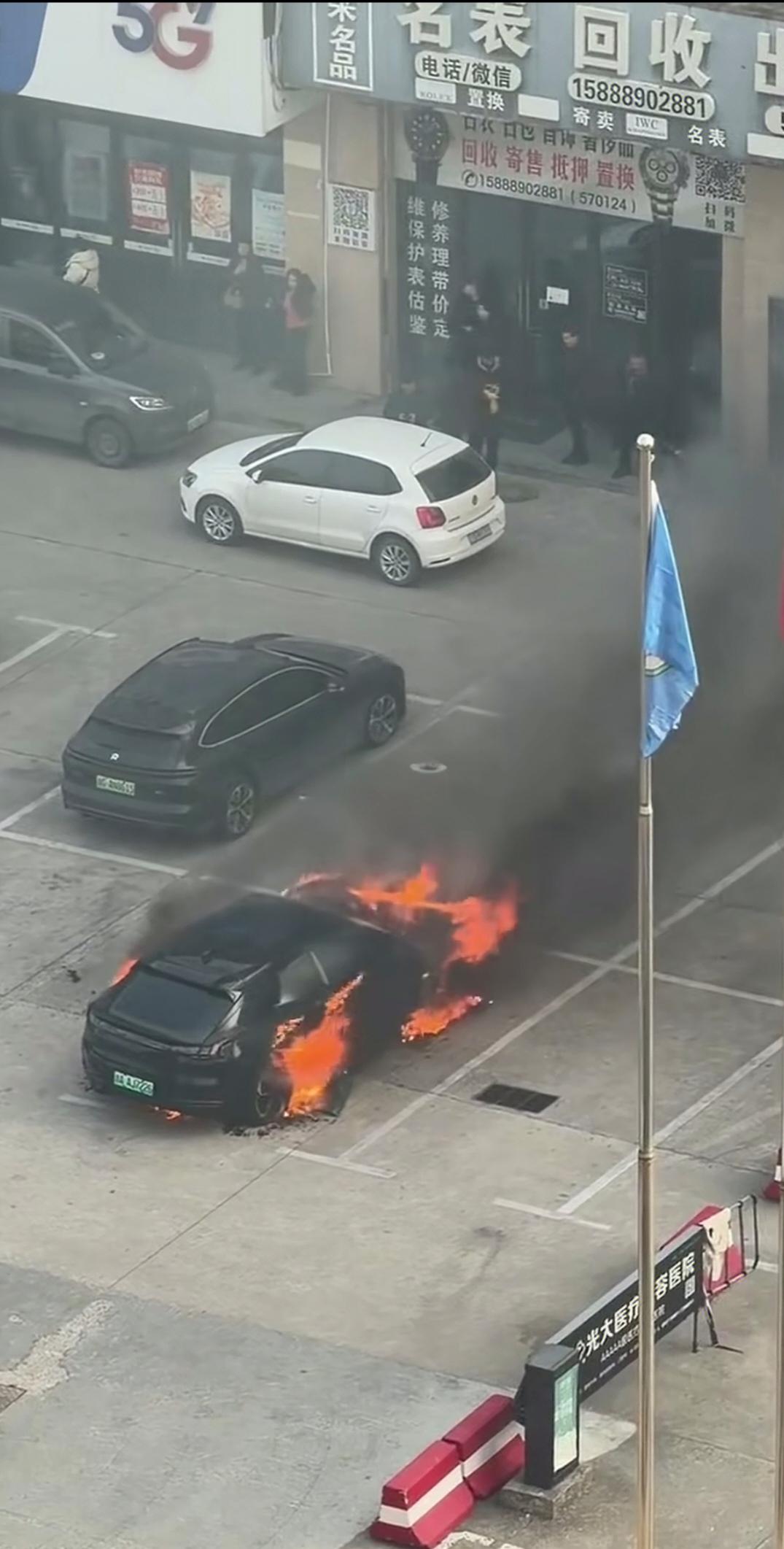 又看到一部电池新能源车停在马路边，莫名就起火爆炸，本人可能年龄40多岁，不易接受