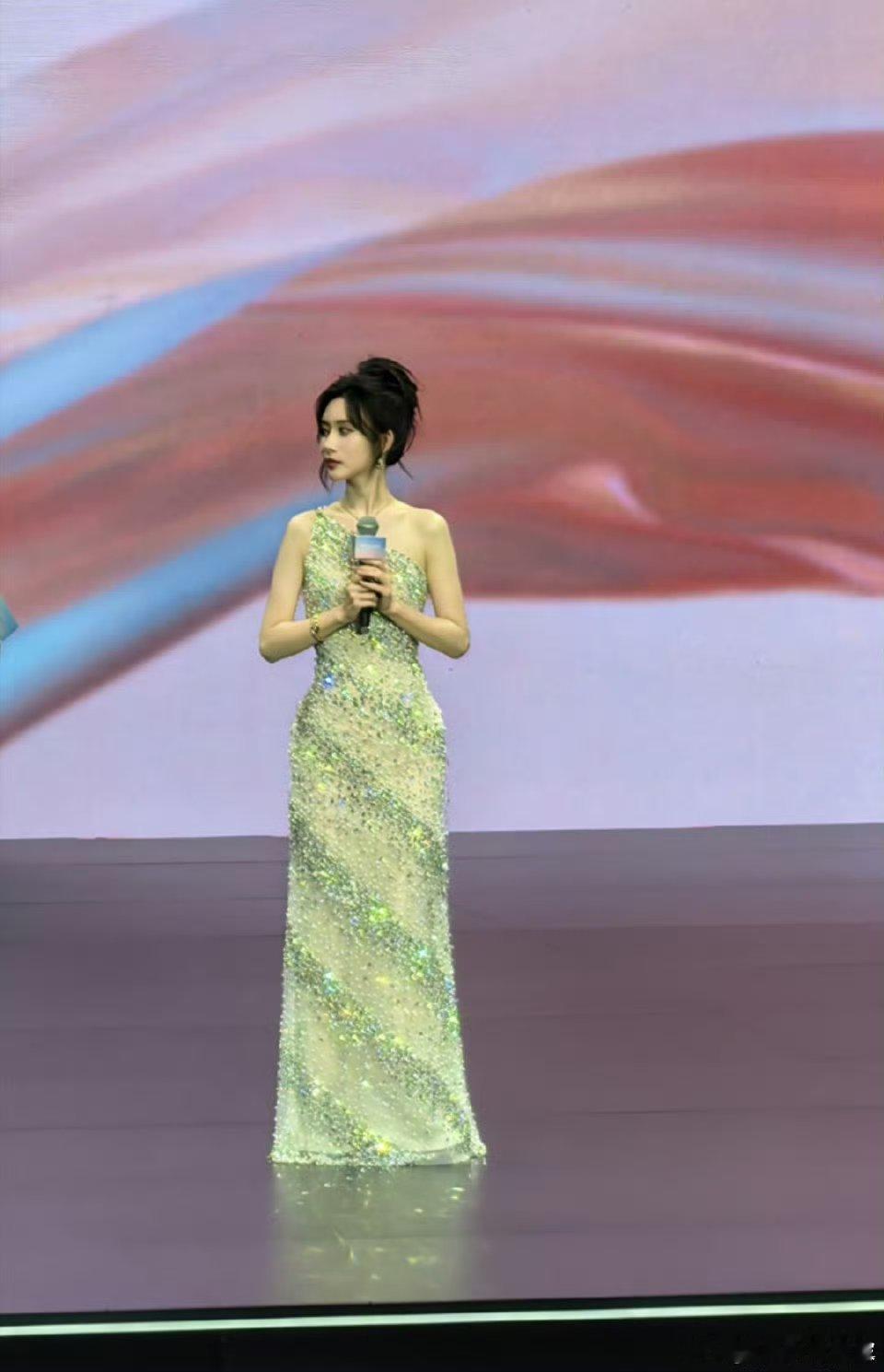 孟子义活动造型生图🈶，增肥十斤上镜也这么瘦啊女明星太卷太自律了​​​