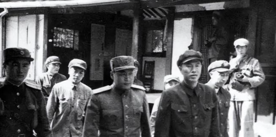 1962年秋，南京军区司令许世友上将进京开会，会后在餐厅用餐。突然，他看到1个消
