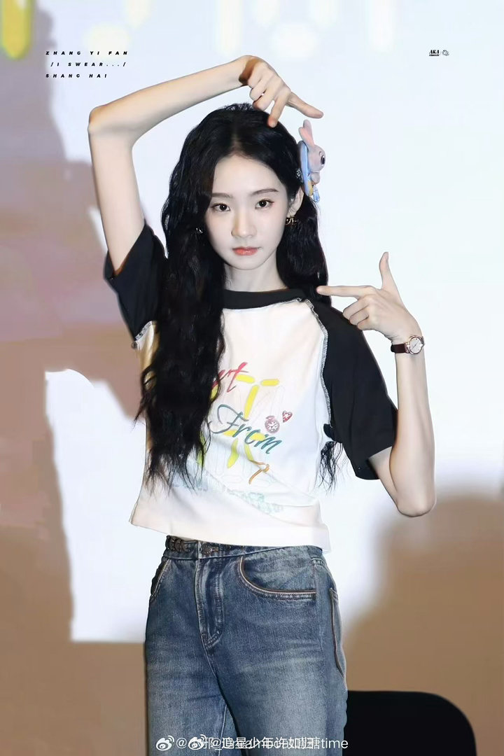 张艺凡民国大小姐素色旗袍加身的张艺凡，直接化身民国大小姐！清冷气质与温婉仪态并