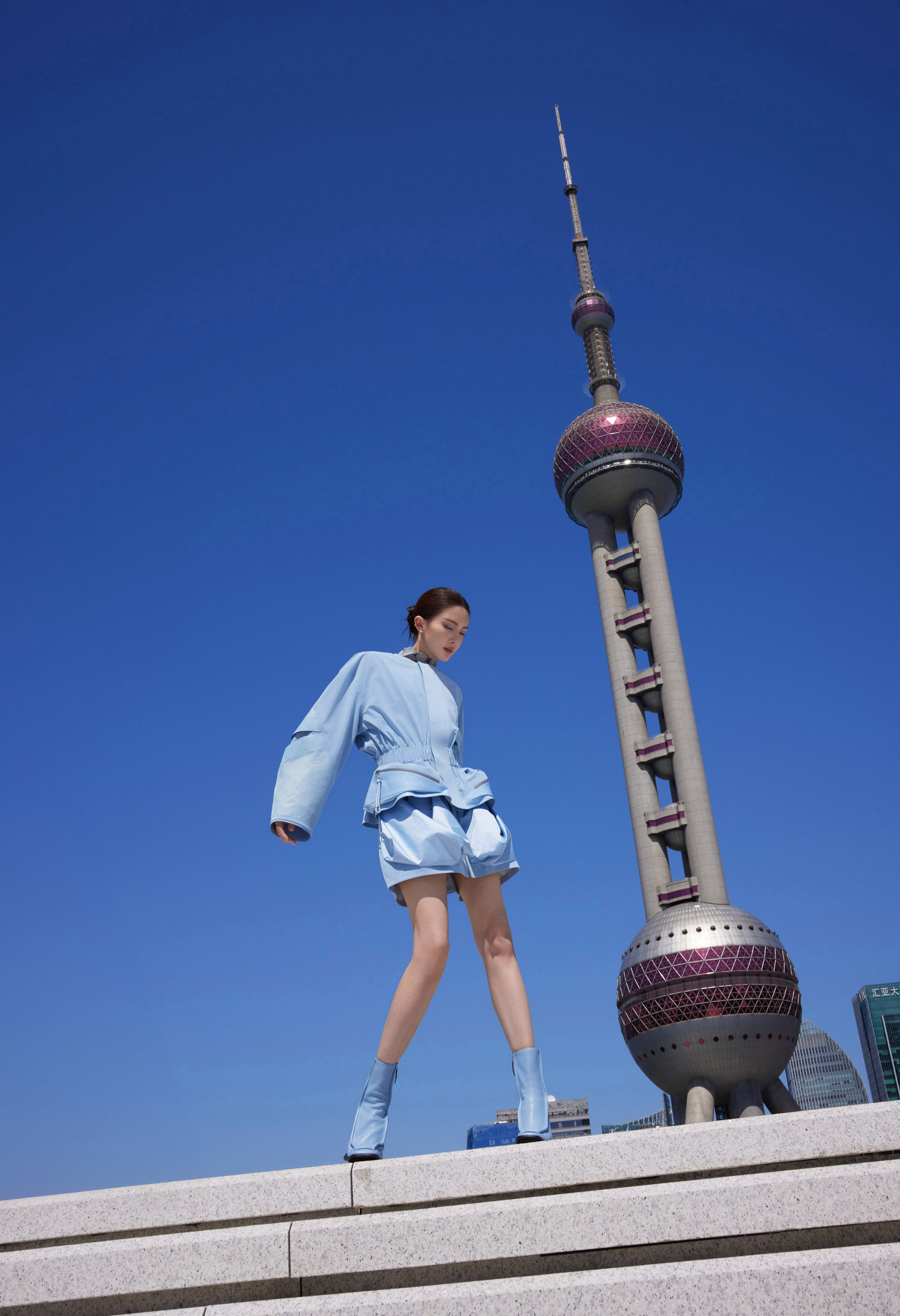 金晨，蓝色高跟短靴，高挑出众好身材​​​