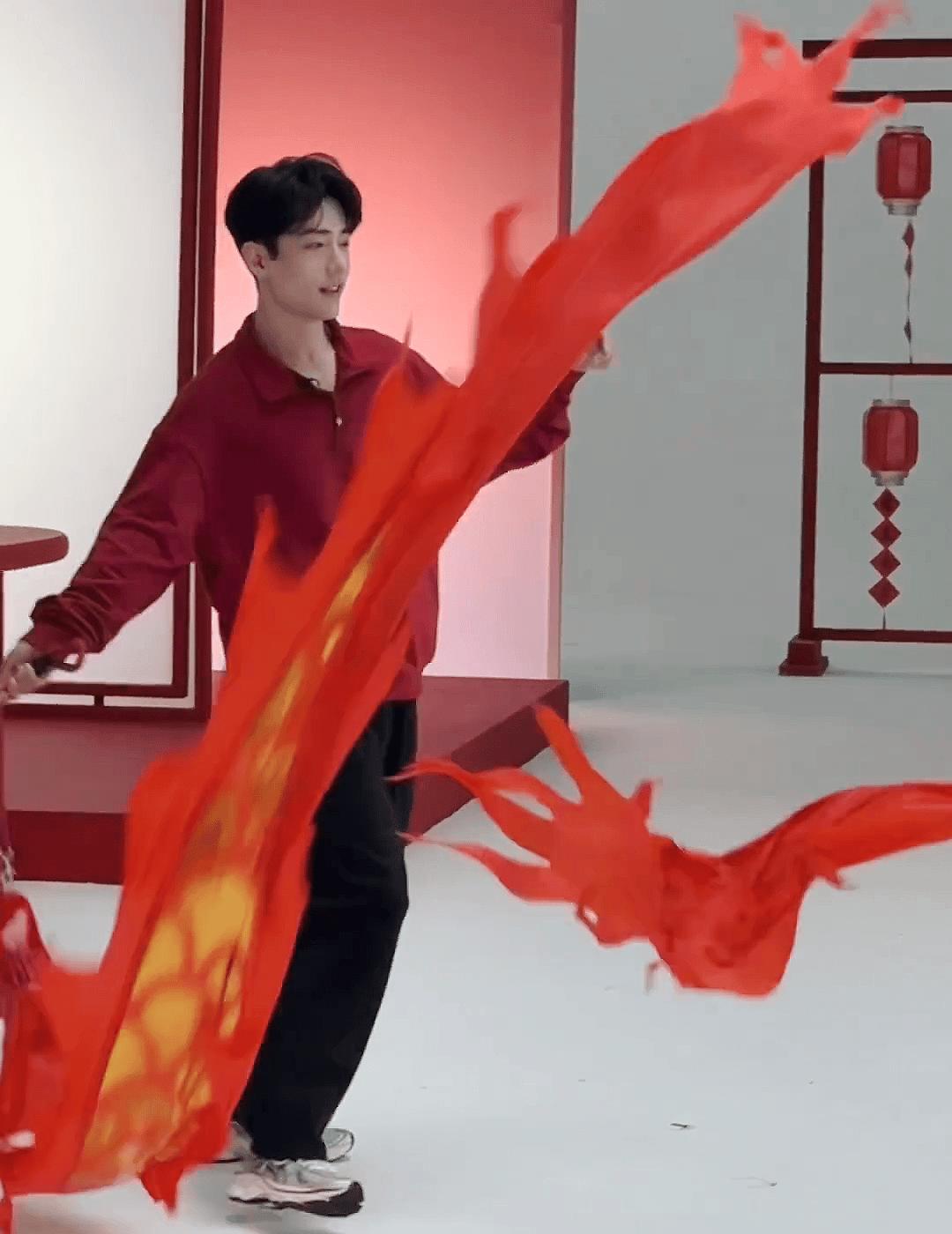 彩带缠上手腕的瞬间，他笑了。不是摆拍，是玩真的。昨晚7点直播，屏幕炸了。肖