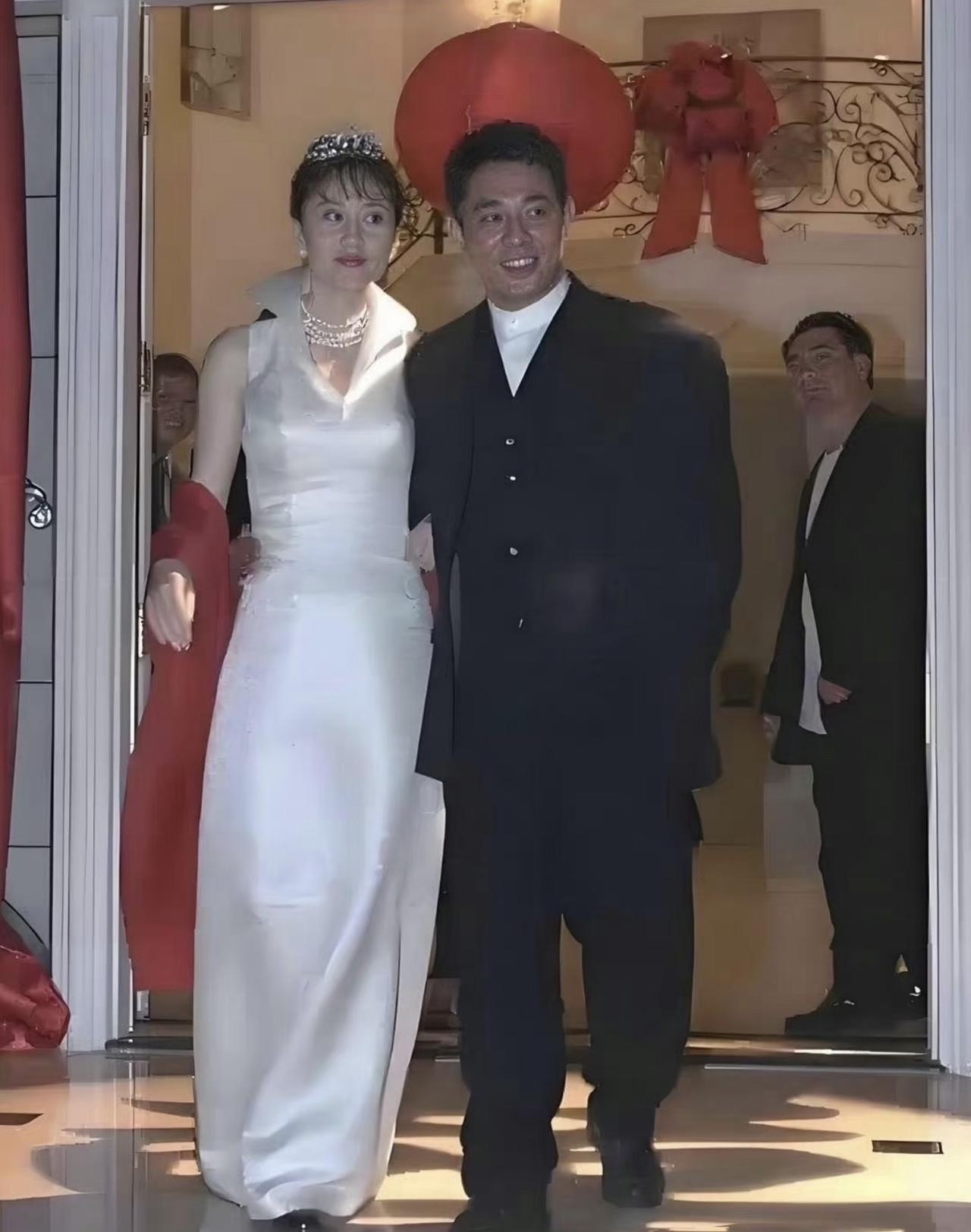 利智比李连杰还要大2岁，但她依然获得了这位“国际功夫巨星”的青睐。这是199