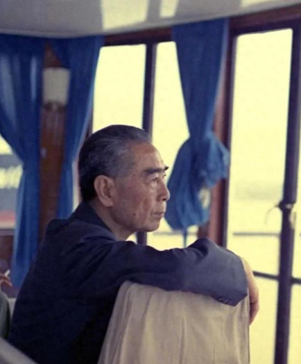 晚年，周总理坐在游轮靠窗的一张照片，眼神中满是操劳！在70年代，留存着一