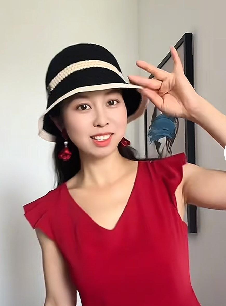 田静说：“你们看我今天这打扮，这形象，这就叫气质！”“我梳个小辫子，大家又说我