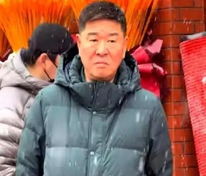 零下20℃站雪里，前央视一哥冻得直哆嗦本溪小饭馆开业，58岁的邹德江穿着旧