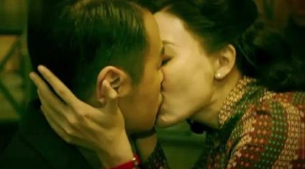 雷佳音攥着剧本往陈数面前凑了半步，声音压得很低：“数姐，今天这场亲嘴儿的戏，姐夫