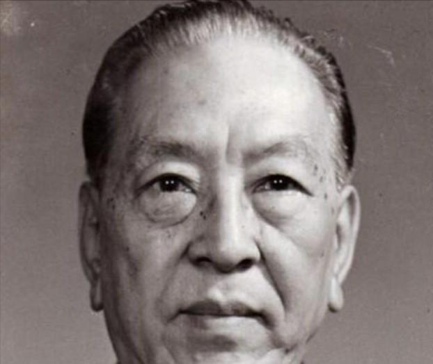 1950年，中国驻瑞典大使耿飚遭到瑞典军官的轻视：“你带过多少兵？”谁知耿飚