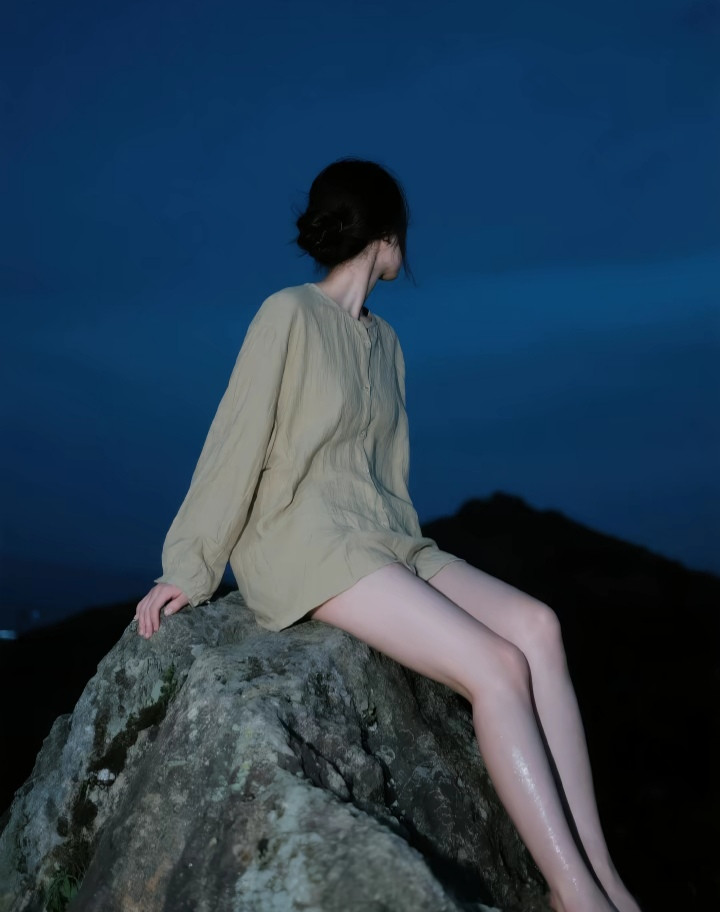 窈窕淑女，静坐山石之上，天地为幕，白如月光…