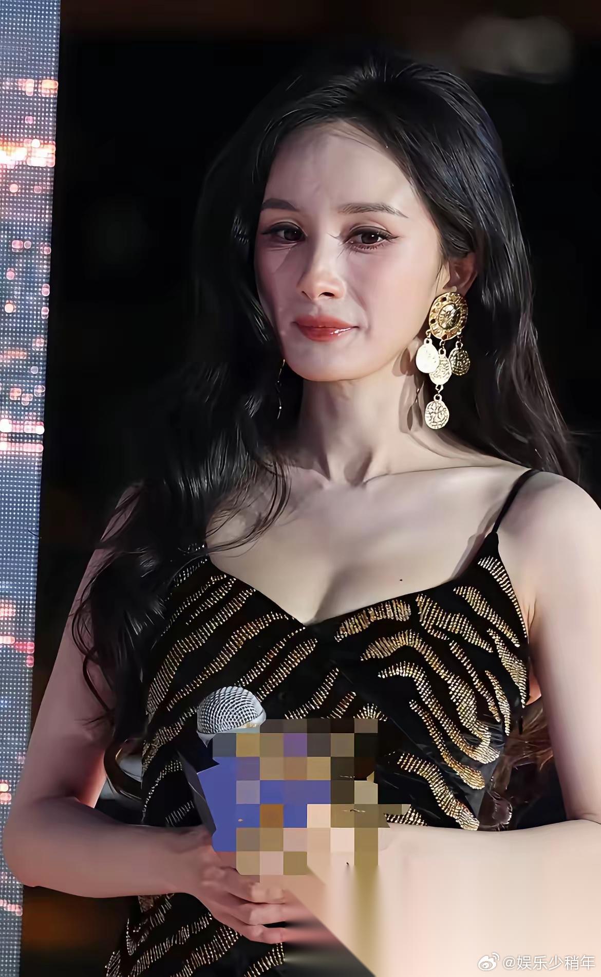 大家听我一句劝别太美化明星了你说杨幂吧，网上都吹她少女感十足，看了她真实的状