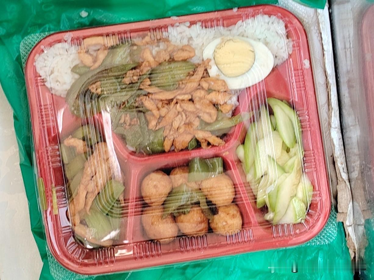 深圳到济南的绿皮火车上，这物价有点让人咋舌！35元一份的盒饭，15元两根的鸡腿，