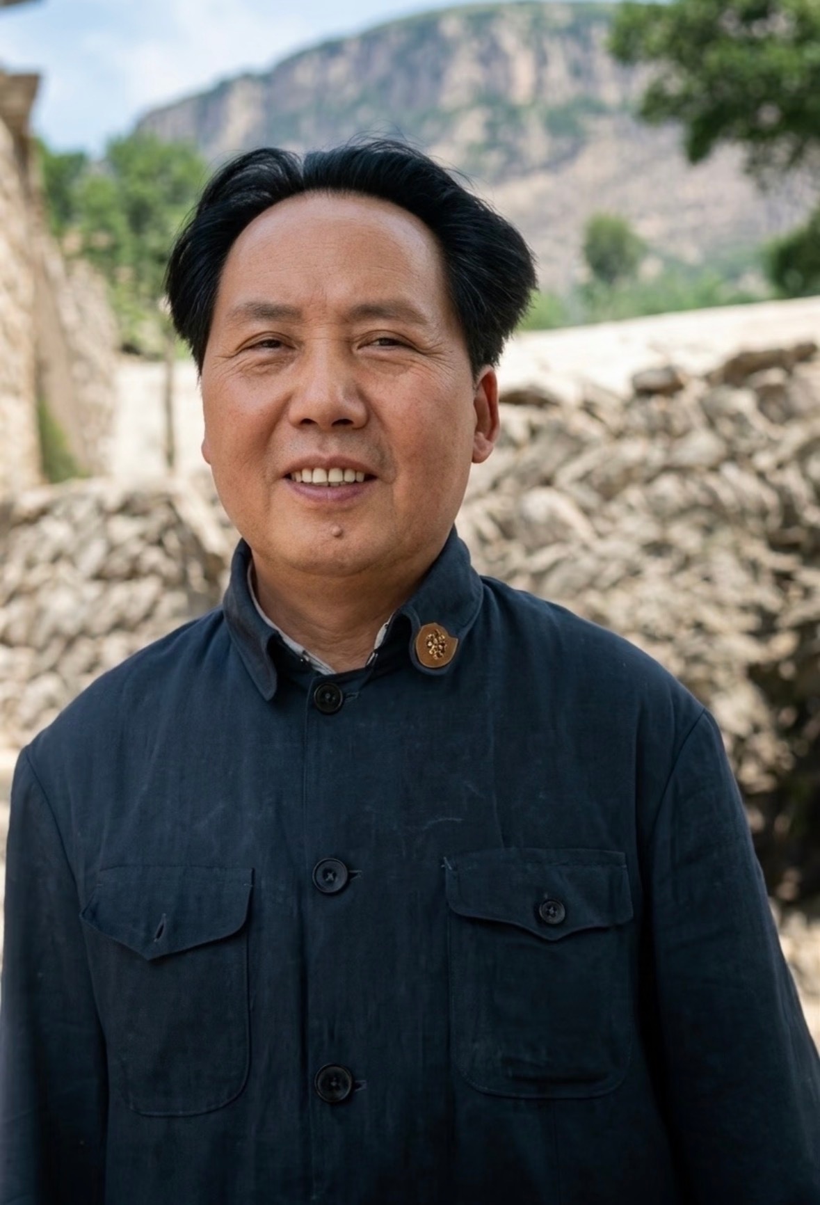 这张是美国记者于1944年拍摄的毛主席的照片当时毛主席51岁，他慈眉善目，笑容温