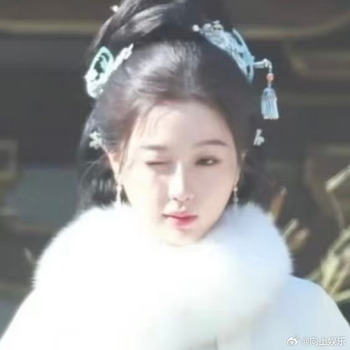 虞书欣白色毛领斗篷路透虞书欣白色毛领斗篷路透，虞书欣《云初令》新造型路透，一只