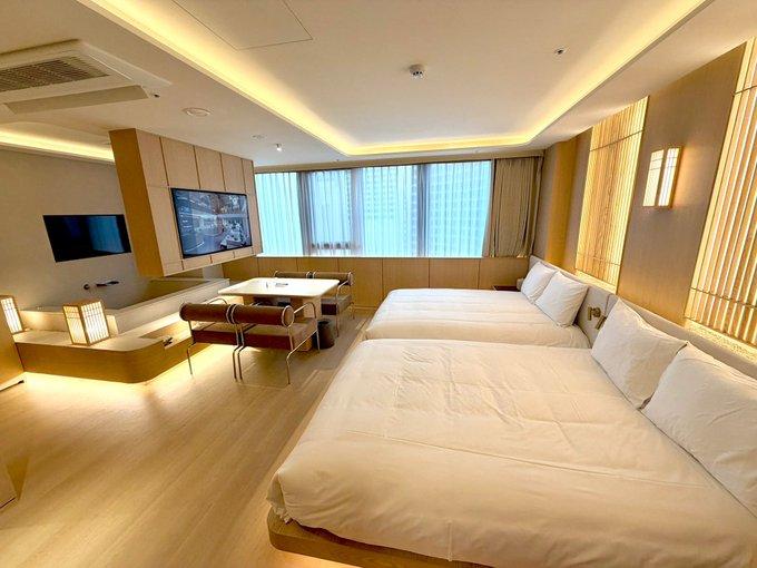 韩国酒店，房间干净、宽敞得令人难以置信，每晚只要400多左右，从市政厅站1号出口