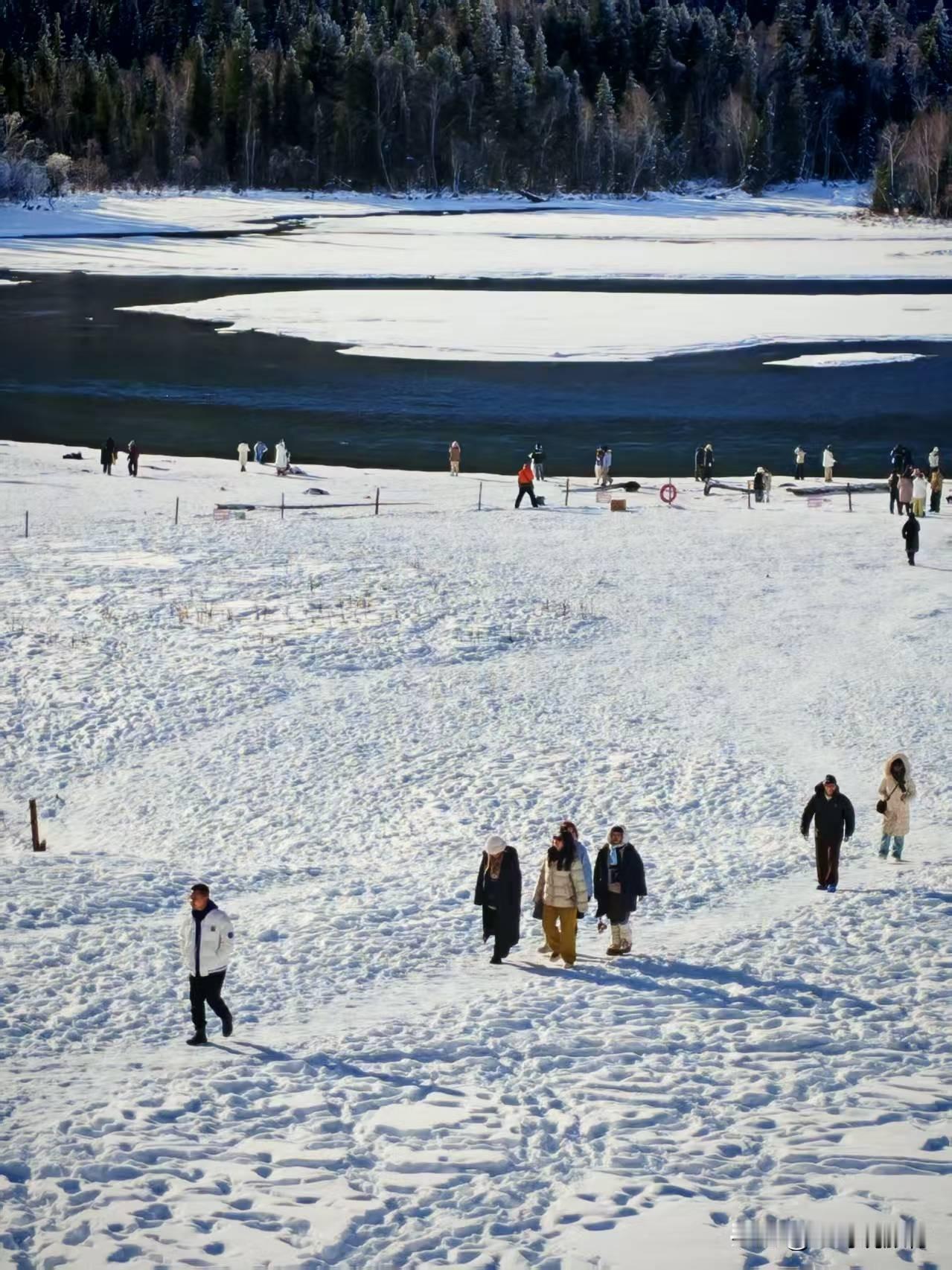 喀纳斯的冬，是一幅流动的水墨丹青当雪絮漫过山峦，喀纳斯的冬天便晕