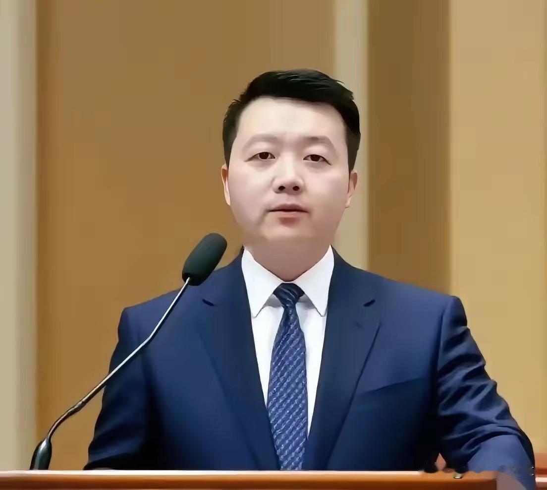 罗鸿提了个建议，直接捅了马蜂窝。他说：你搞婚外情生的孩子，凭啥还能来分合法家庭