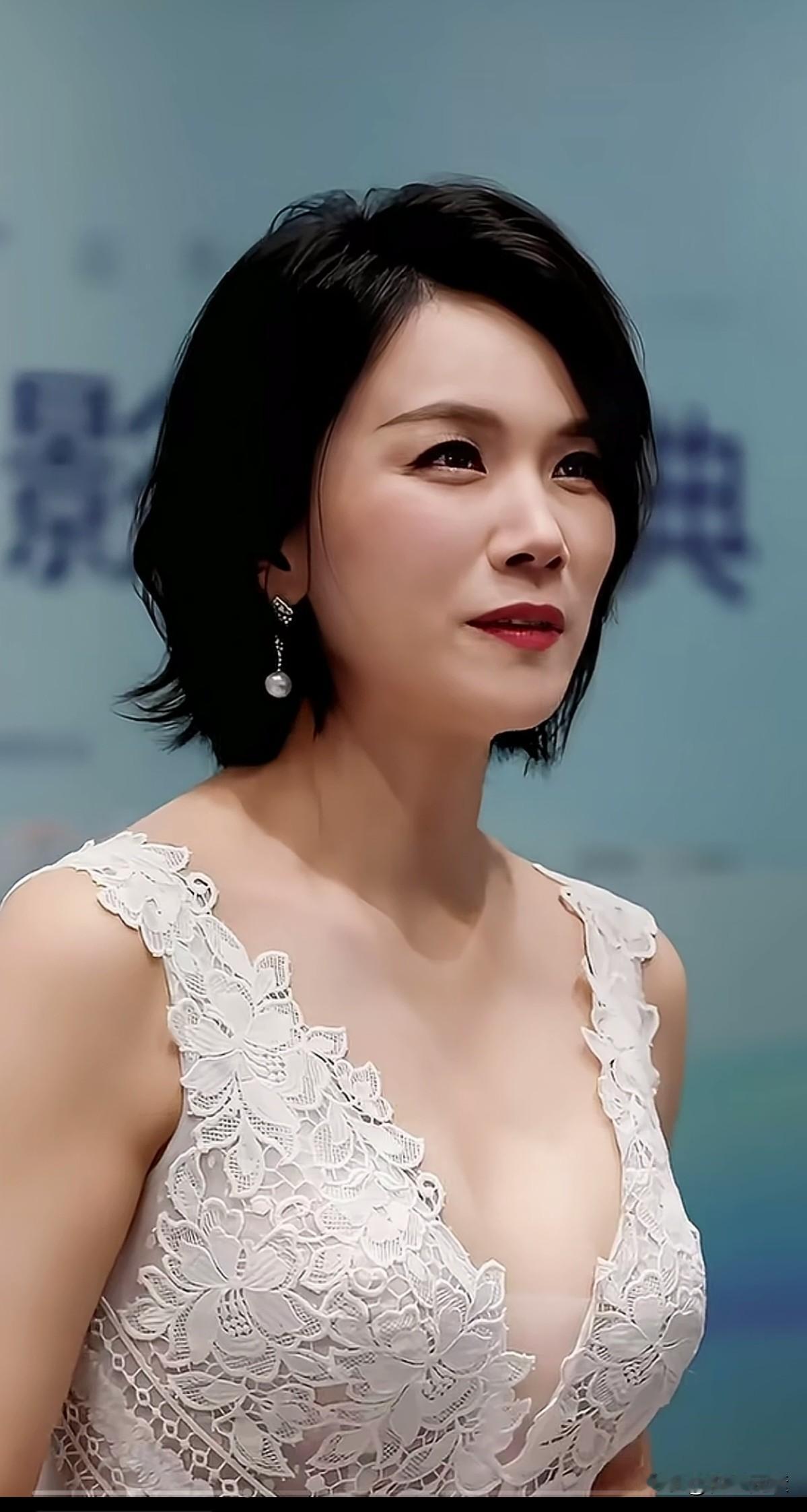 40岁的曹曦文身材丰满，风韵犹存，是无数少男的梦中情人，和顶级女星刘涛齐名，