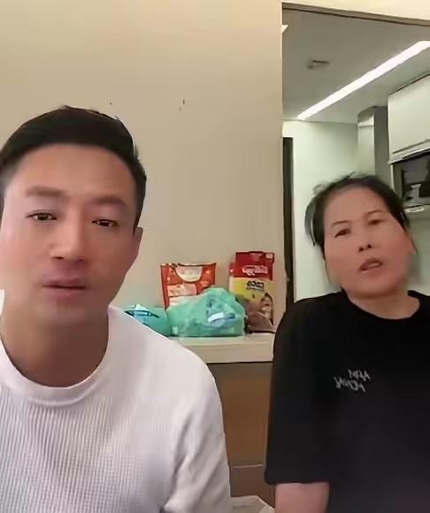 小菲为什么突然受欢迎了，其实是和他自己有关系，人家本来就善良，总会有自己发光的地