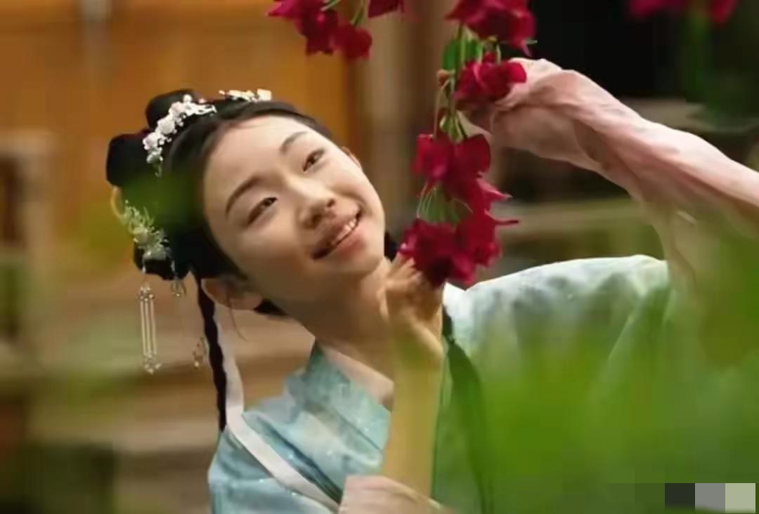 濮存晰11岁的外孙女韩子萱首次参演短剧，遭到了网友质疑，被指“颜值太差”。这孩