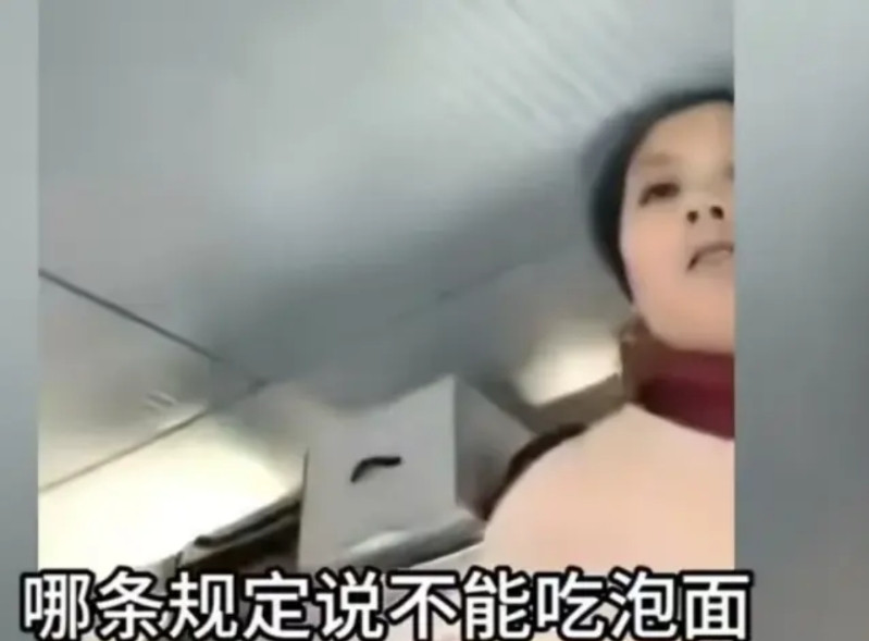 吵翻了！2018年大妈看到男生和女友在高铁上吃泡面，怒骂：“你个败类，高铁上吃泡