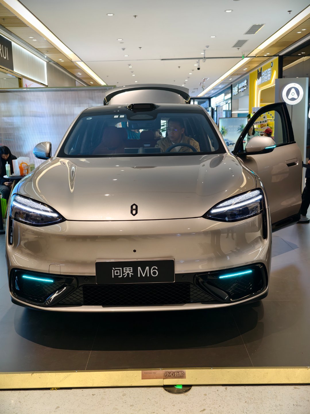 大v聊车来看问界M6的人好多路过丽达茂，看到有展车银外红内，21寸轮毂+耀黑套