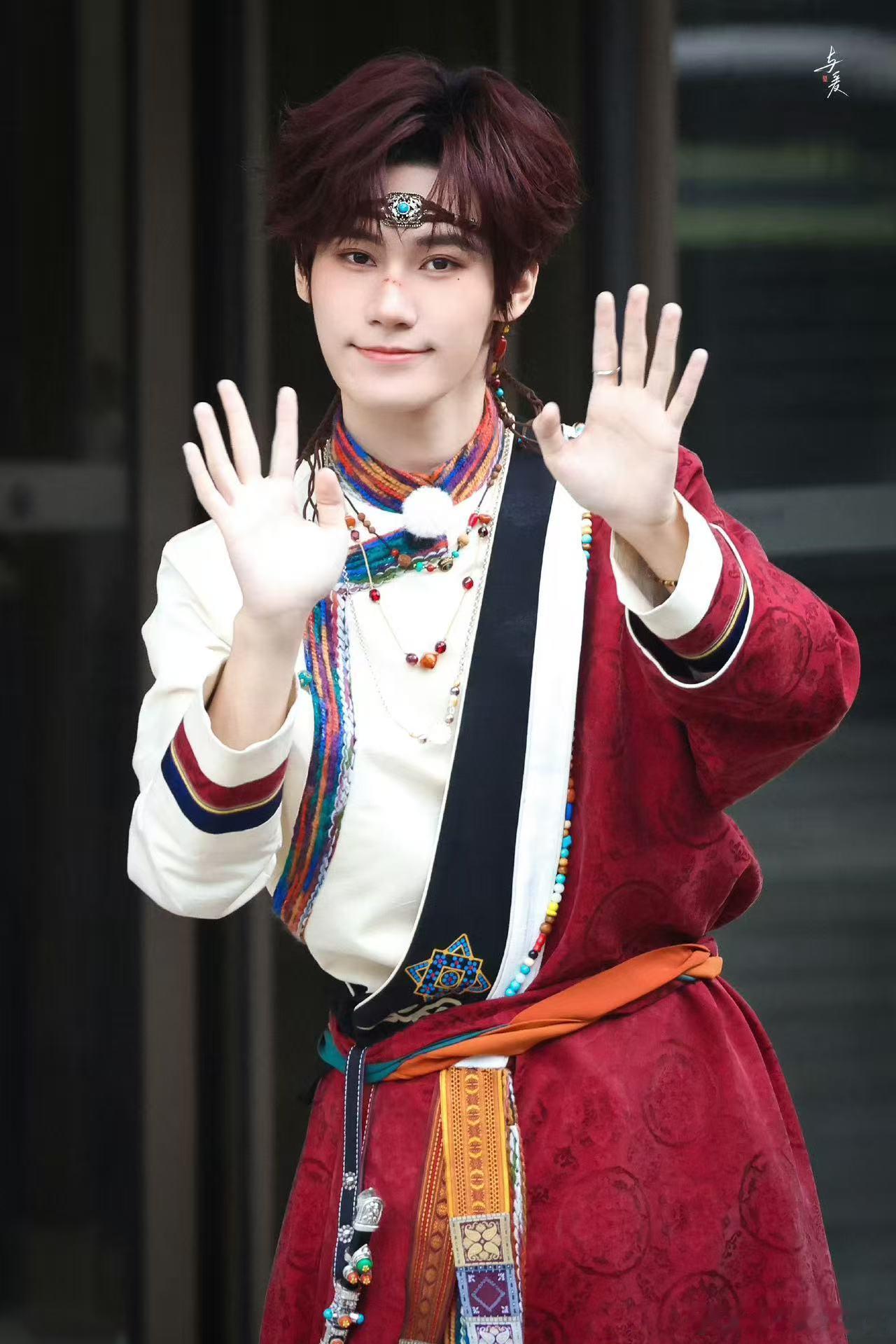 张真源藏族小王子他的笑容太有王子气质了，张真源每次的路透都让人忍不住赞叹，藏族