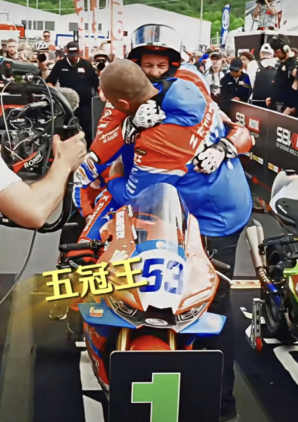 从来不关心世界摩托车赛，就跟不看中国足球一样，因为几乎跟中国没关系！可这个月