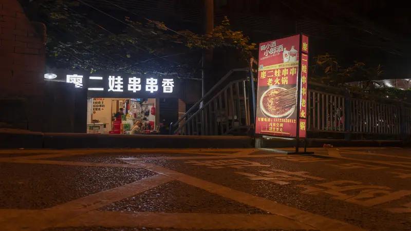 5月24日重庆的一个烧烤摊，上演了超暖心的一幕。一位大姐带着儿子吃烧烤，余光瞥见