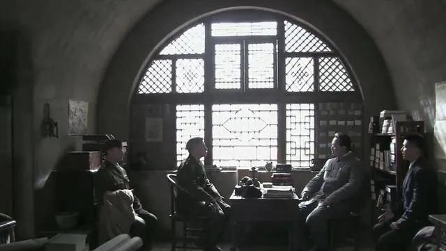 重庆谈判前，中共中央接斯大林来电，要求中共坚决服从蒋委员长领导，交出军队。一代伟