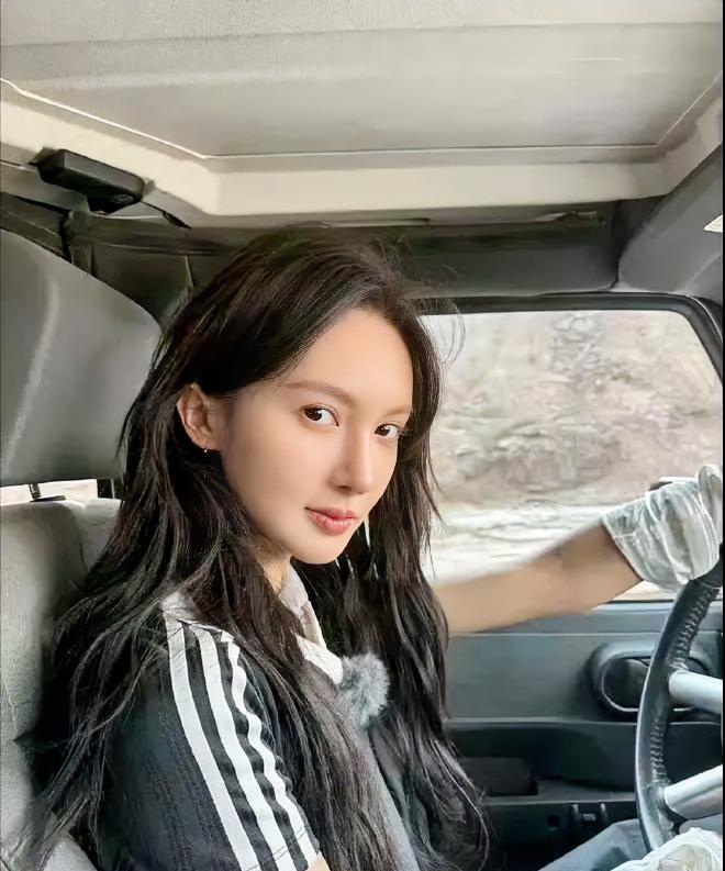 金晨肇事逃逸？那这可真是个大瓜。据知情人爆料，金晨在去年疑似开车撞到了警示牌与