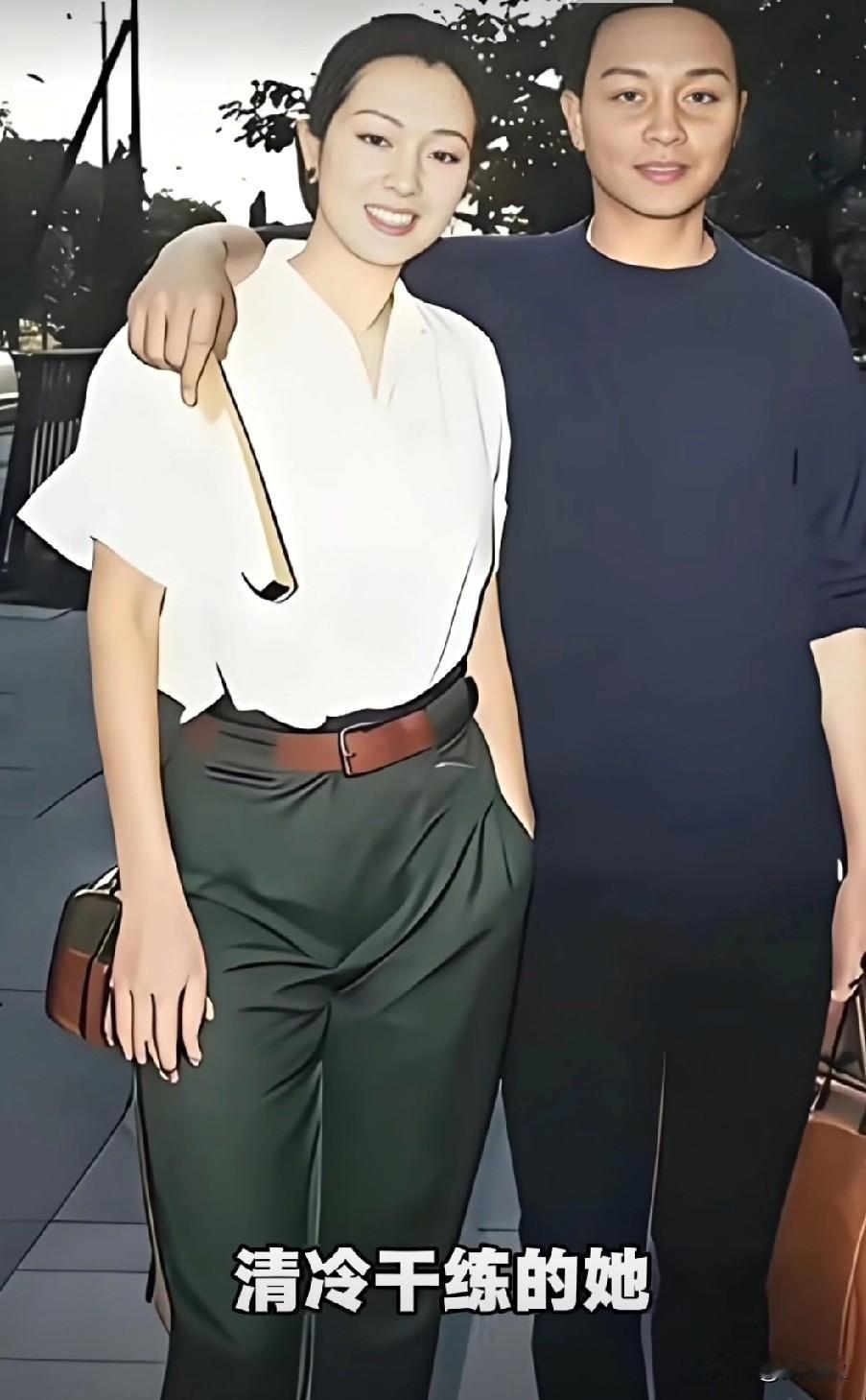 同样是年代的顶级美人，她和林青霞走了完全不同的风格，这张街头合影里清冷干练的她