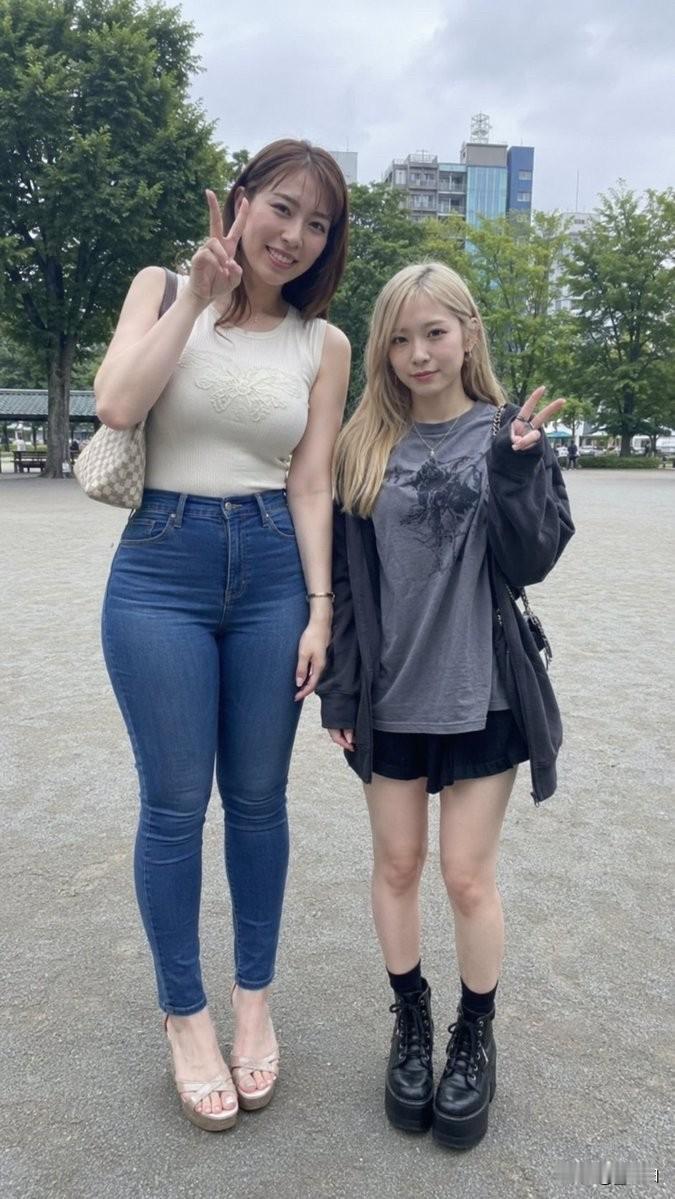 左边少妇，右边少女。一个成熟韵味，一个青春活力。如果让你选一个共度余生，你会