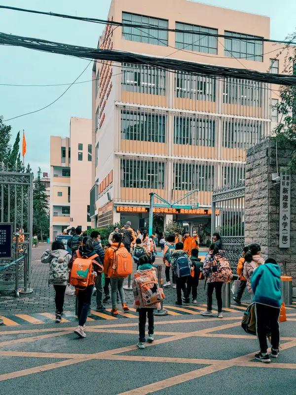 教师能不能享受周五下午弹性离岗？最近河南试行“周五下午弹性离岗”，网友都在喊