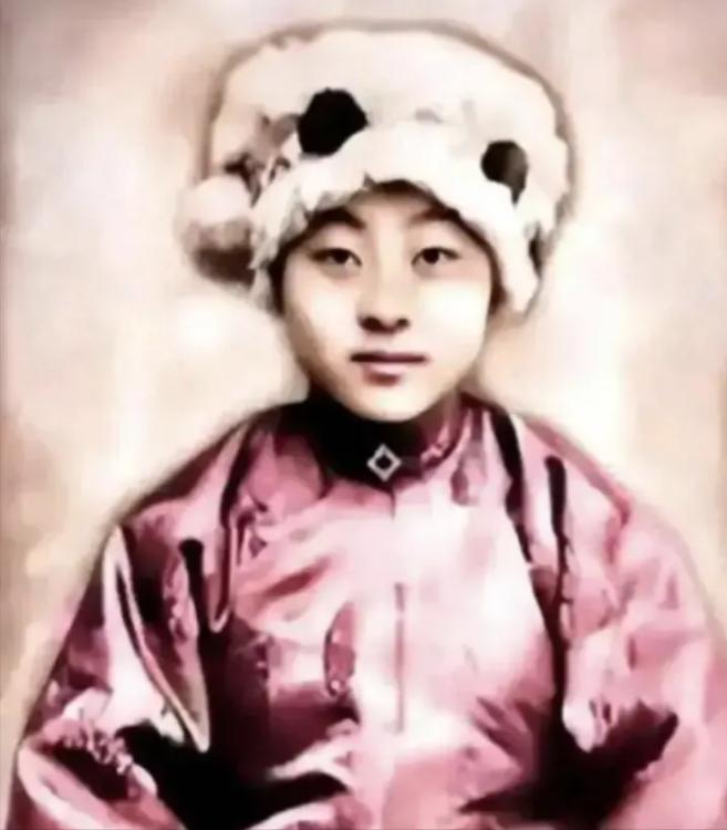 1943年，女土匪吕芪见很多男人垂涎自己的美颜，竟然说：“想和我睡觉不难，我不要