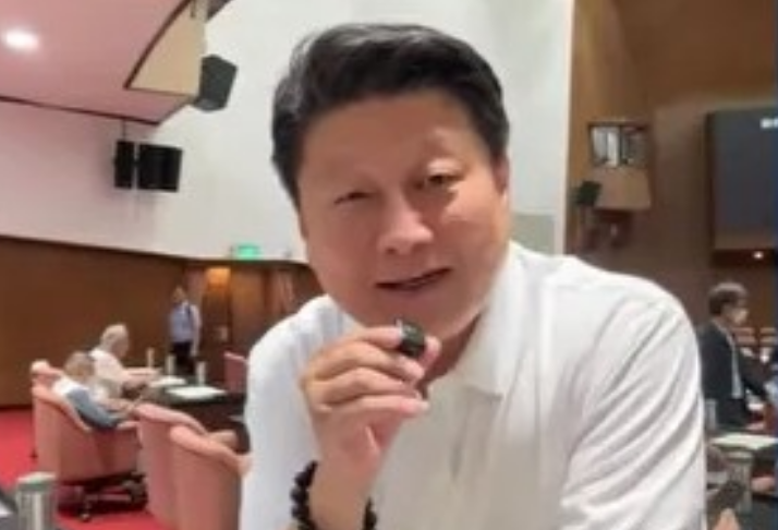 今天民进党团在立法机构议场角落里匆匆开了不到10分钟的所谓党团大会，但是前来开会