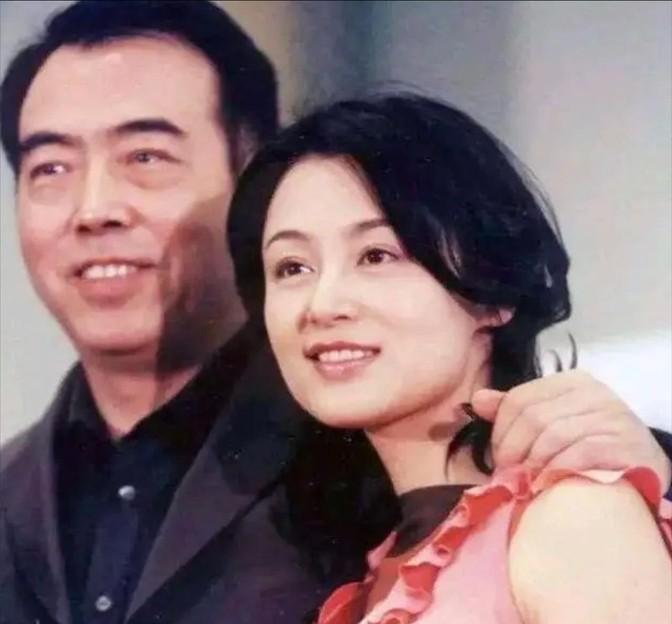 陈凯歌和陈红一起应酬时，陈凯歌总会找个借口提前走开，比如要去上个厕所。他说：“提