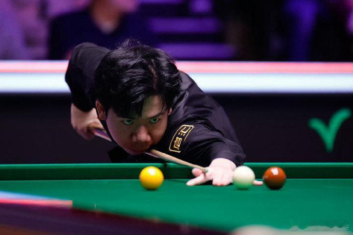 雷佩凡4比3萨克霍什2025斯诺克苏格兰公开赛首轮，雷佩凡打出两杆50+、一杆破