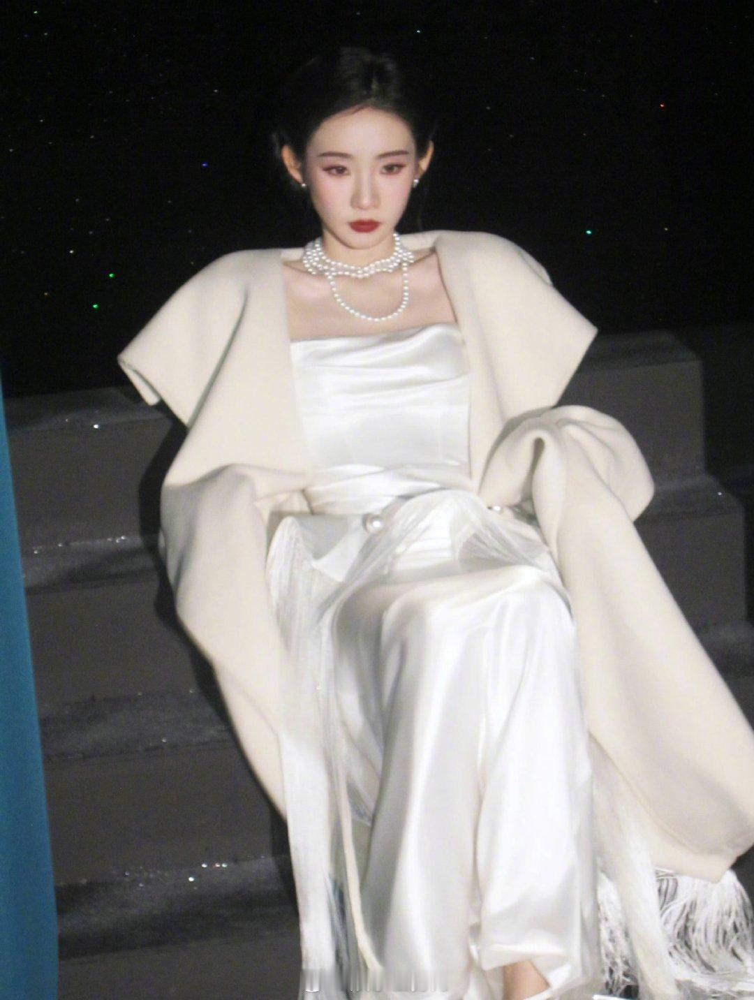 张艺凡眼影谁懂这种幼态脸配清冷紫眼妆的杀招！低饱和粉紫调弱化了甜腻感，给灵动少