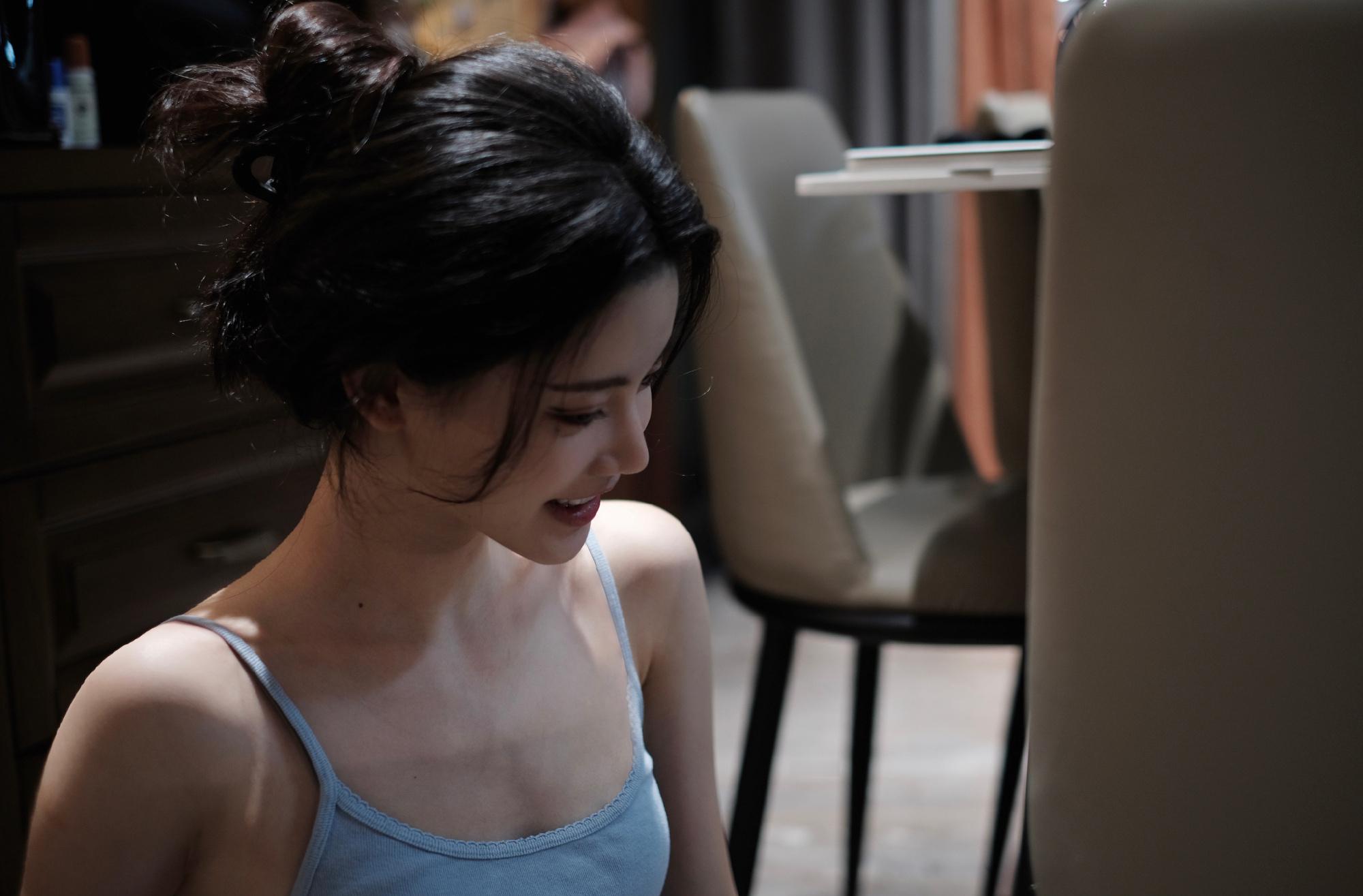 孙珍妮，小吊带私服，静谧柔美