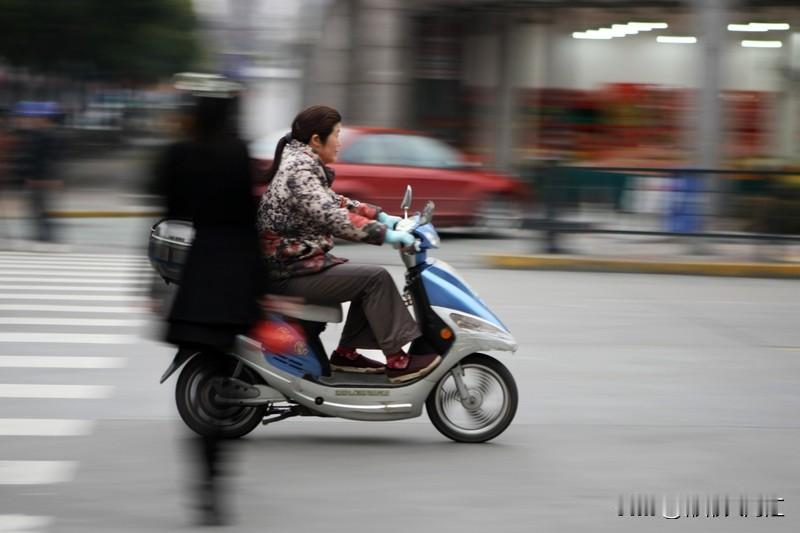新国标电动车限速大概率会影响销量。我国电动自行车社会保有量约3.8亿辆，政策变动