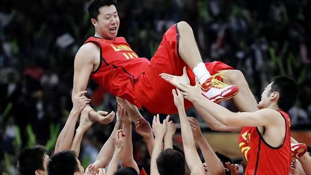 王治郅堪称中国篮球传奇，生涯起起伏伏特别有故事感。他一婚娶了家境优越的宋杨，陪他