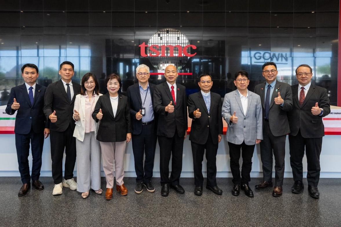 这回我挺绿营韩国瑜赴美重要行程就是位于亚利桑那州的台积电工厂，而一行人中赫然